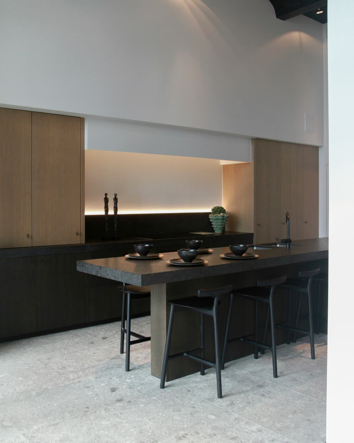 space between countertop and upper cabinets