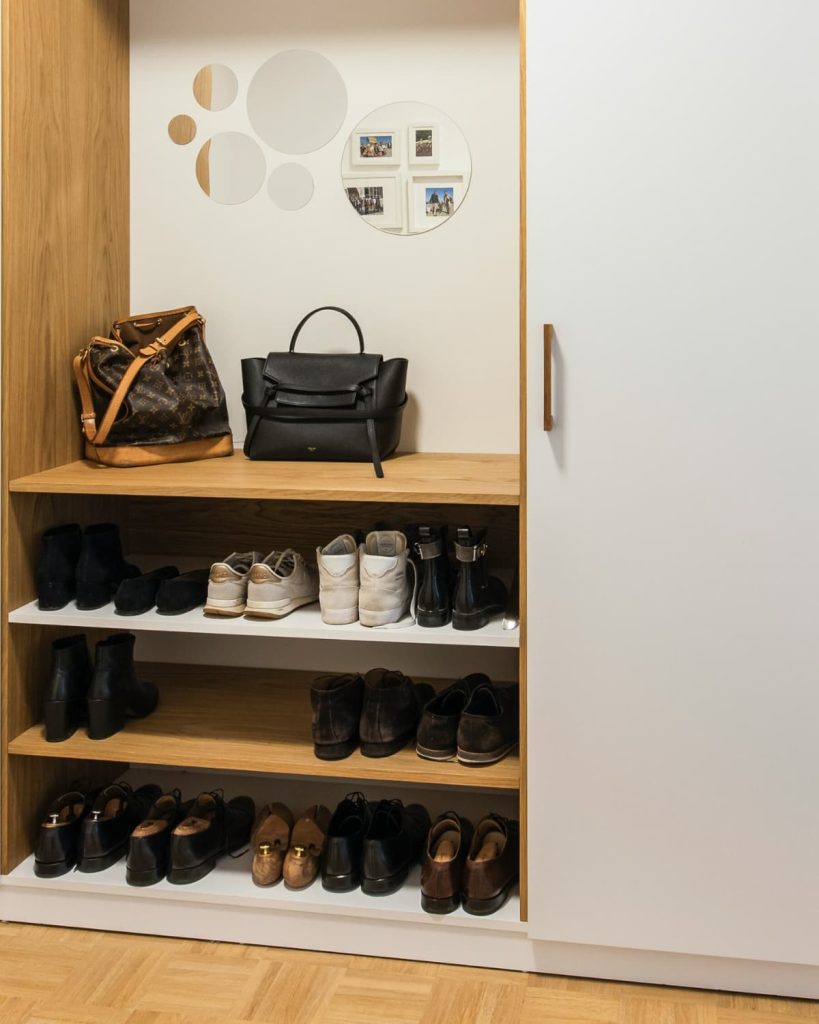 how deep should shoe shelves be